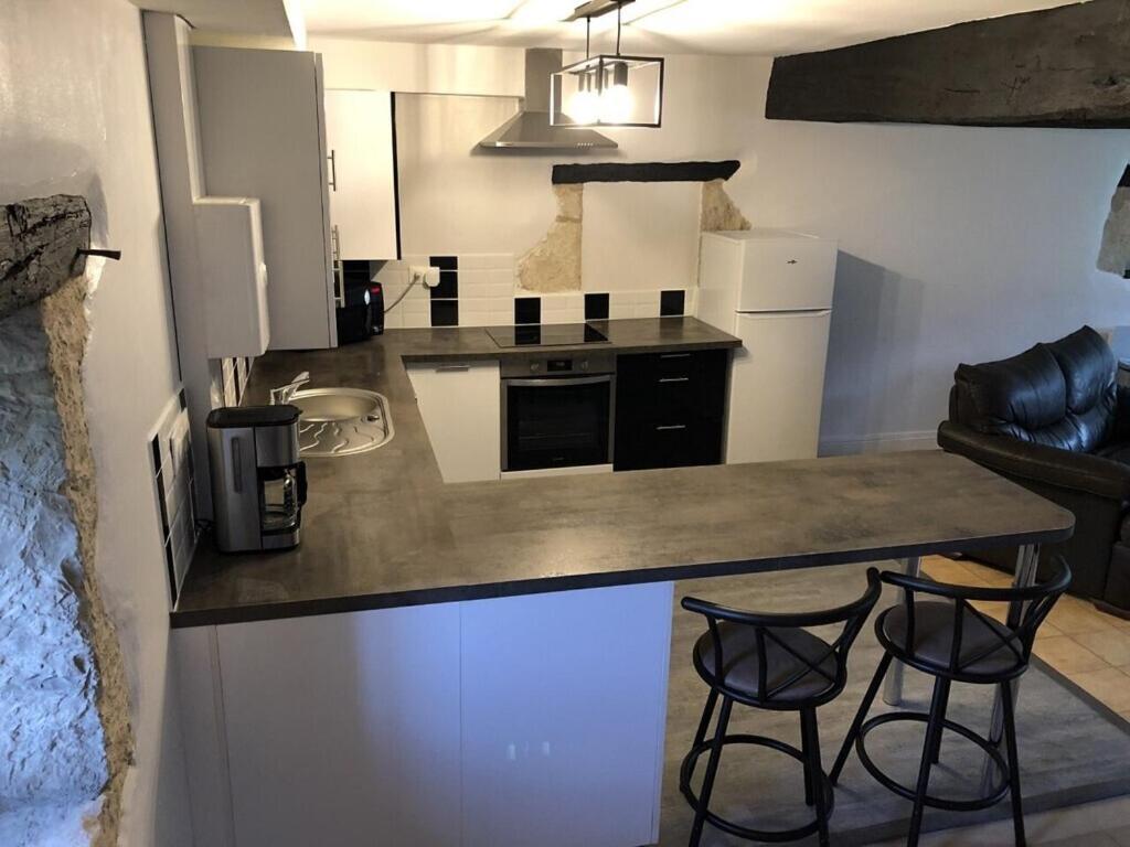 Blacksmiths Cottage In Blanzay - 3 Beds Екстер'єр фото