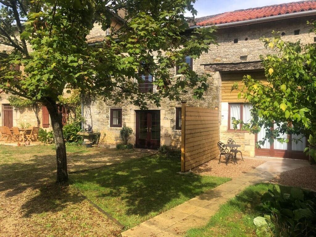 Blacksmiths Cottage In Blanzay - 3 Beds Екстер'єр фото